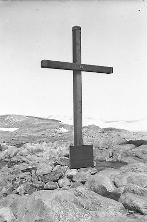 H679: Memorial cross to Mertz and Ninnis, erected at Ca...