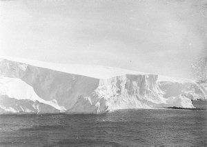 Q514: Coastal ice cliff showing stratification at Local...