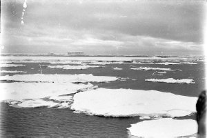 H492: Pack ice off King George Land / Frank Hurley