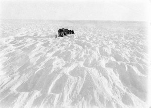 Q789: A ploughed field of ice / Frank Hurley