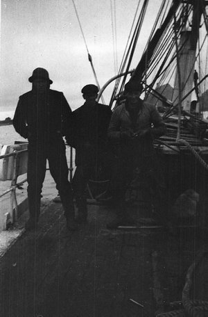 Q438: Sailors on deck of Aurora at Macquarie Island / H...