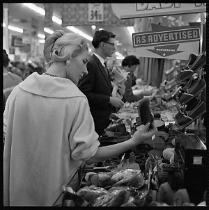 File 13: Woolworths - shoppers, June 1961 / photographe...