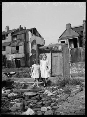 Slum clearance - Surry Hills, 30 March 1950 / photograp...