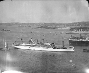 Liner Zeeland berthing at Circular Quay; cruiser Canber...