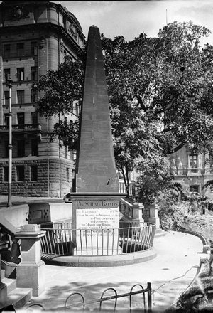Macquarie Place, Obelisk
