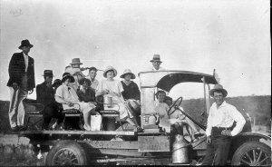 Murringo residents off to picnic on A B Patterson's tru...