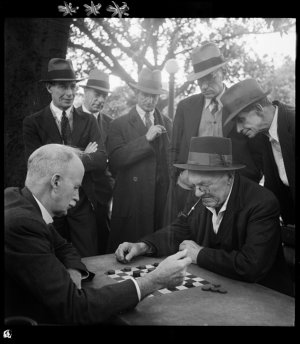 File 51: Chess/draughts, Hyde Park, 1930s / photographe...