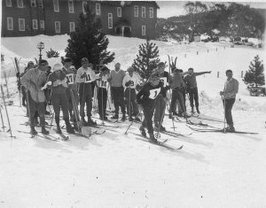 Skiers preparing to race at old Hotel Kosciusko - Jinda...