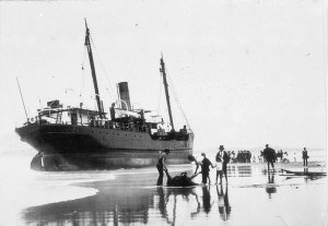 SS 'Maianbar' aground at the New Entrance - South West ...