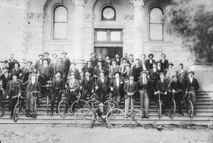 Dubbo Bicycle Club on the steps of the Court House - Du...