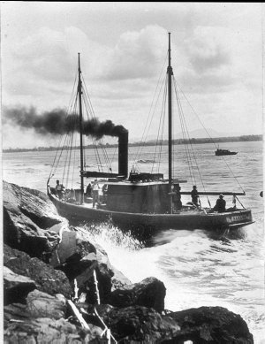 Steam trawler "Narani" wrecked on southern breakwater -...