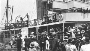Passengers disembarking from SS "PULGANBAR" - Maclean, ...