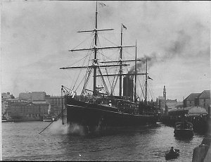P&O company steamer "Britannia" leaving Circular Quay -...