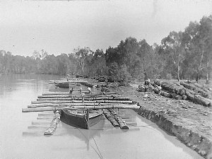 Loading logs onto barges on Murray River - near Deniliq...