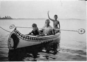 Paddling a canoe on Lake Macquarie - Belmont, NSW
