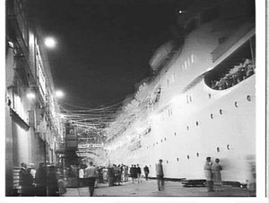 Departure of the ocean liner Fairsky, Woolloomooloo