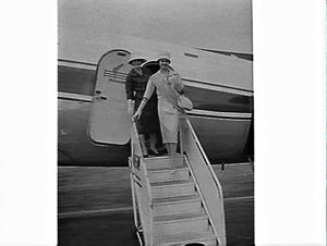 Miss Wagga Wagga 1960, Nola Jackson, on arrival at Sydn...