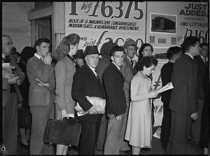 File 20: Wartime and bus queues, Sydney, [ca 1942] / ph...