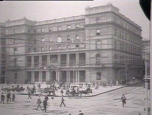 Customs House showing traffic