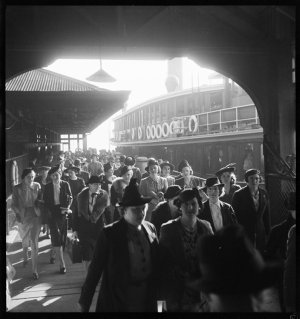 File 15: Early am, ferry commuters, 1930s-1940s / photo...