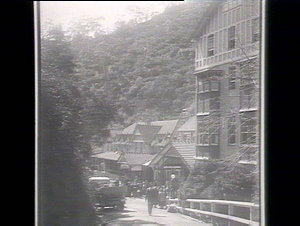 Guests leaving Jenolan Caves House