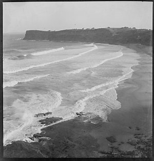 File 04: Bungan Beach, 1935 / photographed by Max Dupai...