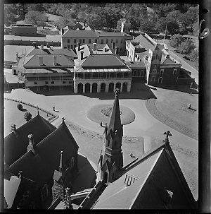 File 11: [St Patrick's Cathedral, Melbourne, 1946] / ph...