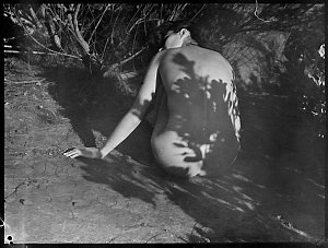 File 09: Nude with shadow on back, [1930s-1940s] / phot...