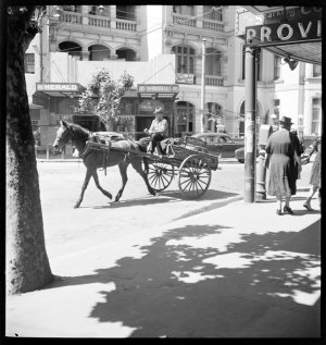 File 03: Kings Cross - horse and cart, 1940s / photogra...