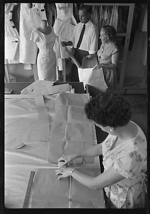 Making of fashion (dressmaking), 8 March 1960 / photogr...