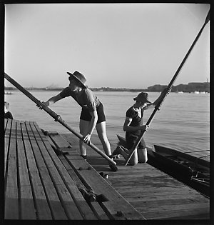 File 29: Grammar boat crew, Gladesville, 1946 / photogr...