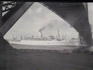 [P&O liner Orion under the Harbour Bridge]