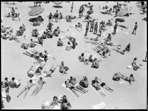 File 52: Beach symmetry, Bondi, 1940s / photographed by...