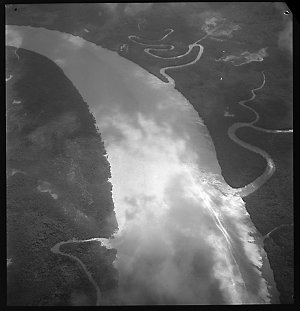 File 09: Burdekin River in flood, 1942 / photographed b...