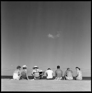 File 33: Backs at Bondi, 1950s / photographed by Max Du...