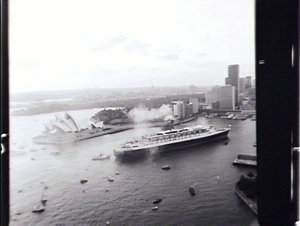 Arrival of QE2 in Sydney