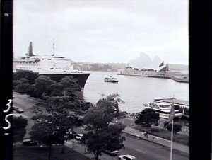 Arrival of QE2 in Sydney
