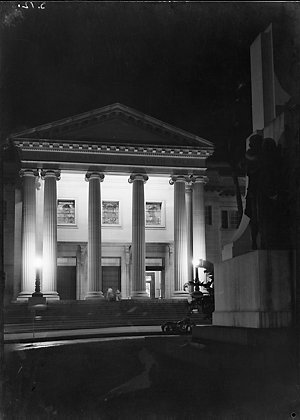 File 21: Mitchell Library at night, 1930s / photographe...