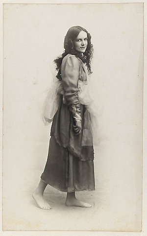 Dorothea Mackellar dressed as one of the Graces for Mrs T.H. Kelly's Italian Red Cross Day tableaux at the Palace Theatre, 20 June 1918 / photographer, Glen Broughton