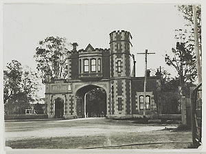 Entrance gates, Parramatta Park, published 30 May 1926 ...