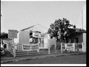 Steelock welded pipe fencing and Lasco pre-built steel ...