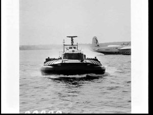 Hawker de Havilland hovercraft demonstration with Anset...