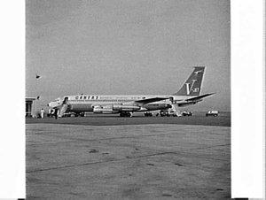Qantas 707 after a record-breaking run (from London ?),...