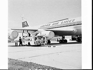 Shell refuelling Japan Air Lines' Douglas DC-8, Mascot
