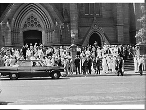 Crowds outside Sydney cathedrals for memorial church se...