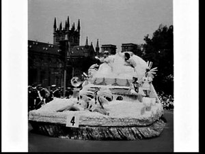 Waratah Spring Festival procession, 1968 (with float ce...