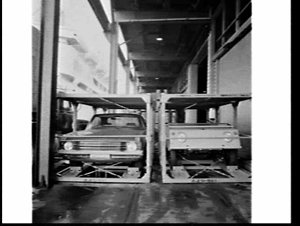 Unloading cars in crates from the P. & O. ship Cathay, ...