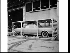 Unloading cars in crates from the P. & O. ship Cathay, ...