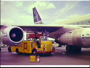Shell refuelling TEAL Air New Zealand Douglas DC-8, Mas...