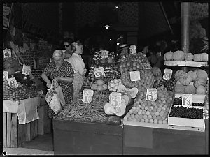 File 45: Crows Nest fruit market, 1950 / photographed by Max Dupain